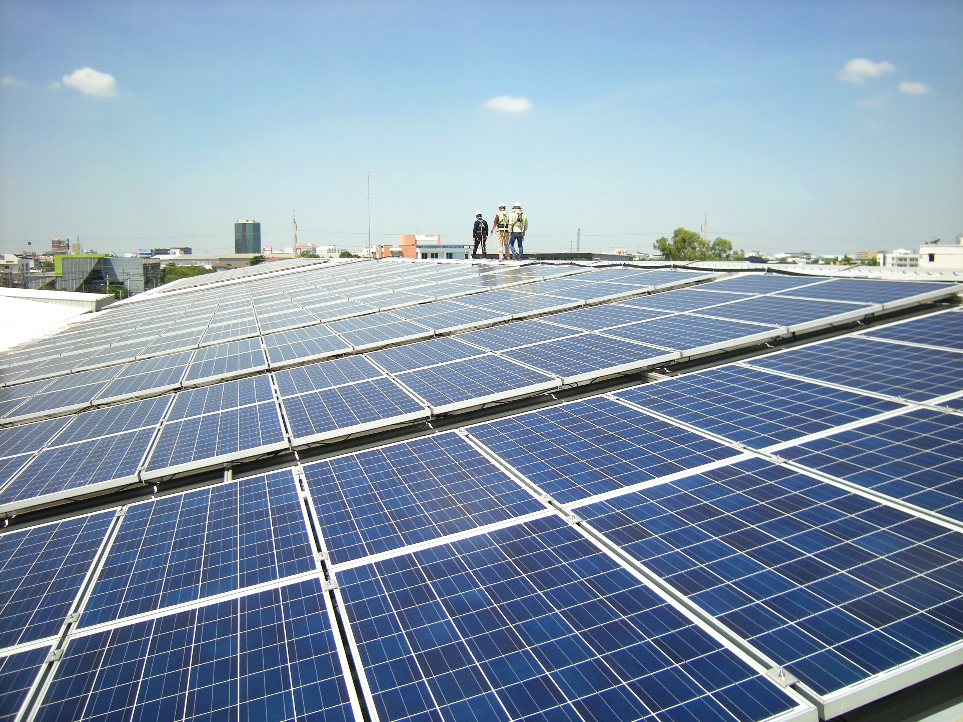 Solar Photovoltaik-Dach mit Arbeitern